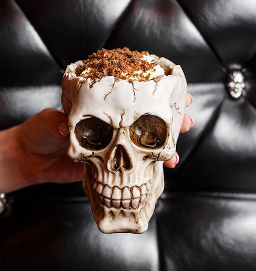 Skull Большой череп с костями и проволокой 55х55 см